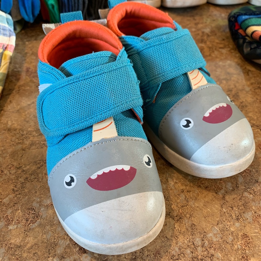 Ikiki Narwhal shoes Size 8